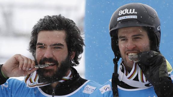 Lucas Eguibar (d) y Regino Hernández muerden la medalla de plata obtenida hoy en la prueba de boardercross por equipos de snowbard de los Mundiales de Sierra Nevada 2017.