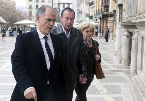 Feligreses niegan haber presenciado «actitudes lascivas» del padre Román