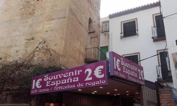 La Torre Pimentel, entre carteles