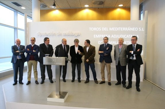 Los integrantes de la nueva sociedad gestora de La Malagueta junto a Elías Bendodo. 