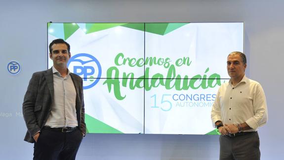 Ramón Fernández-Pacheco y Elías Bendodo, ayer, en la sede provincial de los populares malagueños.