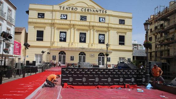 Los técnicos colocaban ayer la alfombra y el decorado para los fotógrafos en la entrada del teatro Cervantes.