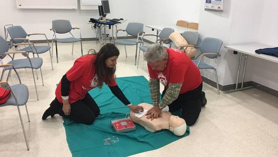 Ángel García Alcántara y Paloma Rosado, en la demostración realizada ayer en el Hospital Clínico.