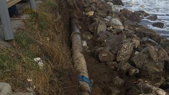 El temporal rompe una tubería de abastecimiento de agua potable en Vélez-Málaga