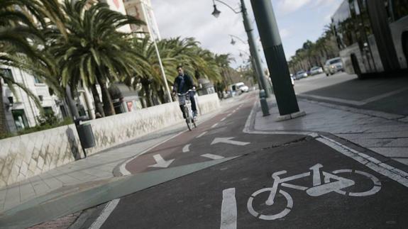 Carril bici, en la Plaza de la Marina