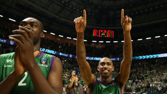 Jamar Smith celebra la victoria con la grada