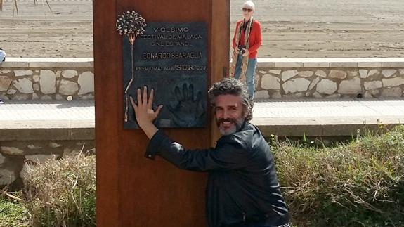 Sbaraglia, junto al monolito con su nombre en el paseo marítimo Antonio Banderas.