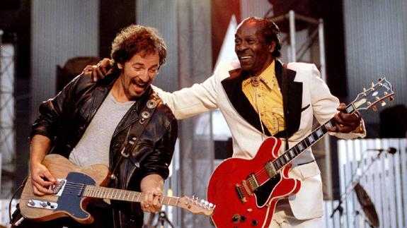 Bruce Springsteen y Chuck Berry, durante un concierto celebrado en el Cleveland Stadium en 1995.
