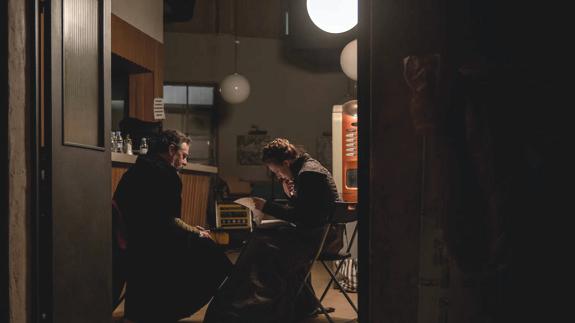 Pere Ponce y Aura Garrido, que dan vida a Cervantes y Amelia Folch, repasan el guion en el plató.