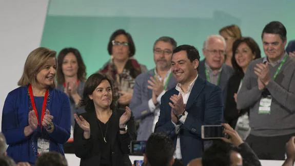 Juanma Moreno, con la vicepresidenta Soraya Sáenz de Santamaría y la ministra de Empleo, Fátima Báñez