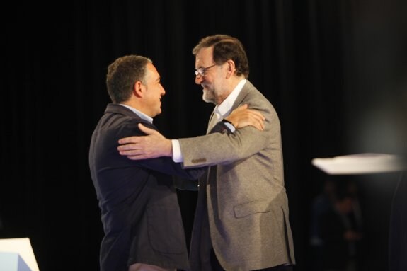 Bendodo se saluda con Rajoy en el cónclave. :: álvaro cabrera