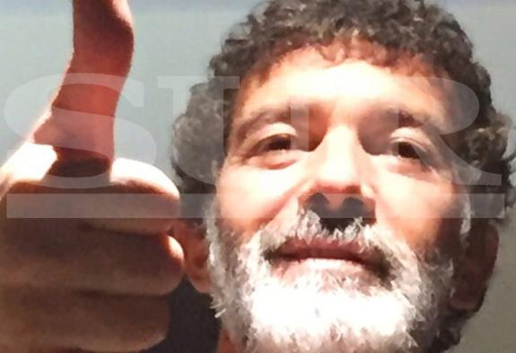 Banderas, en una foto de esta tarde, que luce este nuevo look estos días debido al rodaje que comenzará en abril, horas antes de viajar a Málaga