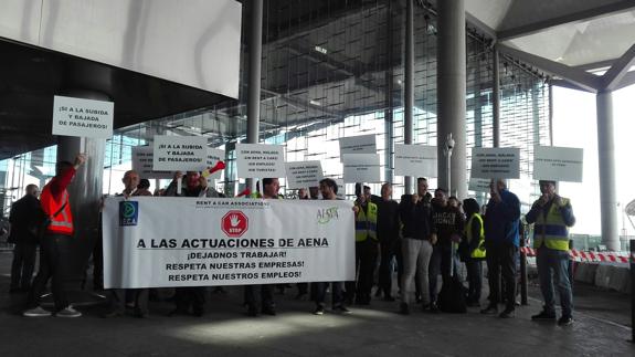 Los empresarios de 'rentacar' protestan contra la obligación de esperar a los viajeros en el 'parking' del aeropuerto de Málaga