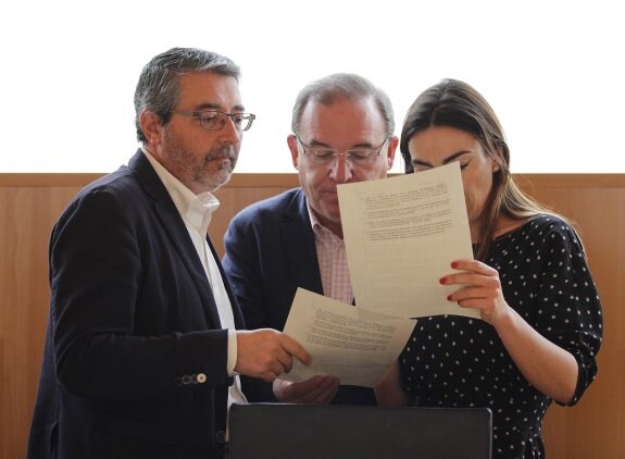 Francis Salado y Francisco Delgado Bonilla (PP) repasan con Teresa Pardo (C's) una de las mociones. :: sur