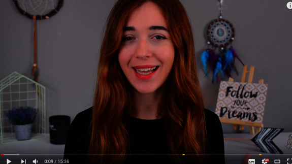 La ‘youtuber’ Esther Cañas (Atrapatusueño), en uno de los vídeos de su canal. 