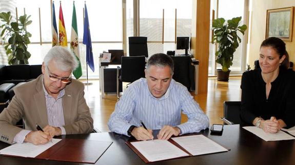 El presidente de la Diputación, Elías Bendodo, y el presidente de la Asociación Provincial Síndrome de Down, Francisco Muñoz, firman el acuerdo