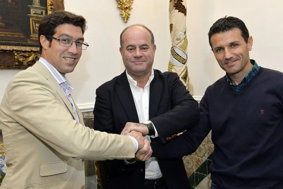 Cejudo, Díaz y el alcalde Manuel Barón, tras cerrar el acuerdo. 