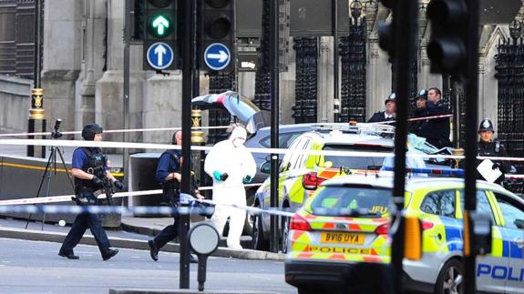 La zona acordonada, en el entorno del Parlamento Británico.