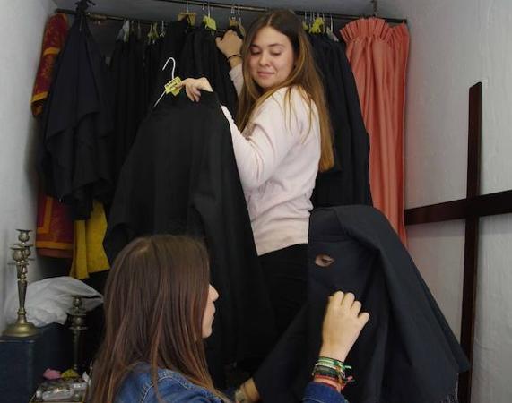 Miembros del grupo parroquial Resignación preparan la salida.