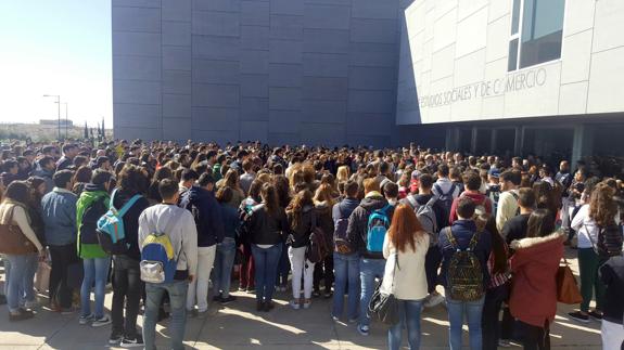 Minuto de silencio llevado a cabo esta mañana antes las puertas de la Facultad de Comercio. 