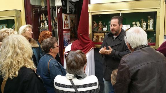Como si de un actor se tratase, la gente se hace selfies con este nazareno 