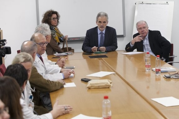La primera reunión del grupo de trabajo se celebró ayer en el pabellón de gobierno del Hospital Carlos Haya. :: Álvaro cabrera