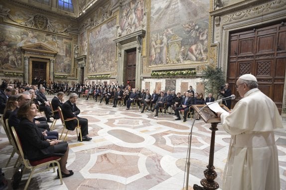 El Papa Francisco se dirige a los jefes de Estado y de Gobierno de los 27 en la imponente Sala Regia del Palacio Apostólico del Vaticano. :: afp