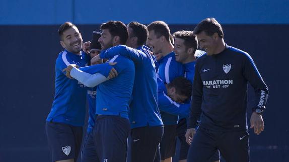 La plantilla malaguista se entrenó el viernes en un excelente ambiente de trabajo, pese a la presión de los resultados.