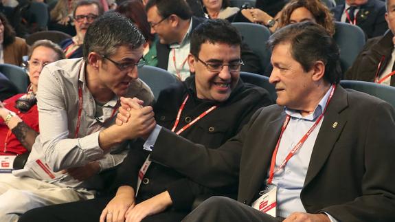 Madina, coordinador de la ponencia política del PSOE, felicita ayer por su discurso al presidente de la gestora, Javier Fernandez, ante el portavoz Mario Jiménez.