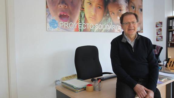 Adolfo Lacuesta, en la oficina de Proyecto Solidario en Málaga. 