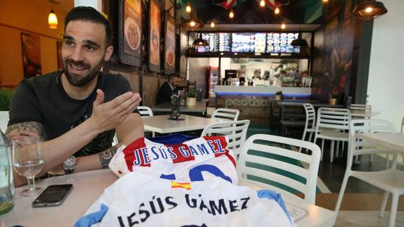 Jesús Gámez, con las camisetas suyas del Málaga y el Atlético en el Pad Thai Wok del Centro Comercial Miramar de Fuengirola. 