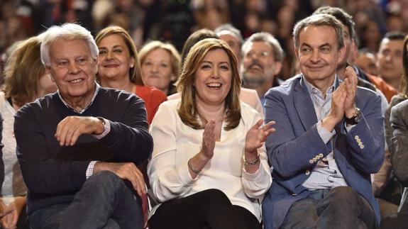 La presidenta de Andalucía, Susana Díaz, ayer, entre los expresidentes del Gobierno Felipe González y José Luis Rodríguez Zapatero.