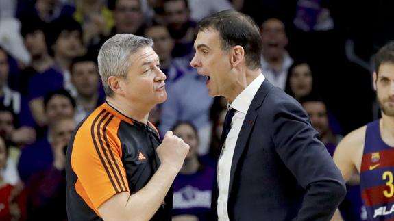 El árbitro italiano Luigi Lamonica recibe las quejas del entrenador del Barcelona en un partido reciente.