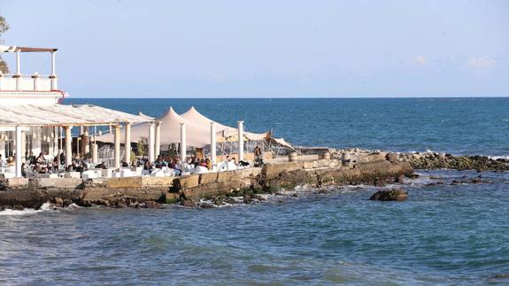 Uno de los espigones protegerá la terraza del balneario.