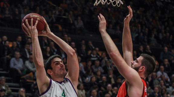 Una jugada del partido en Valencia.