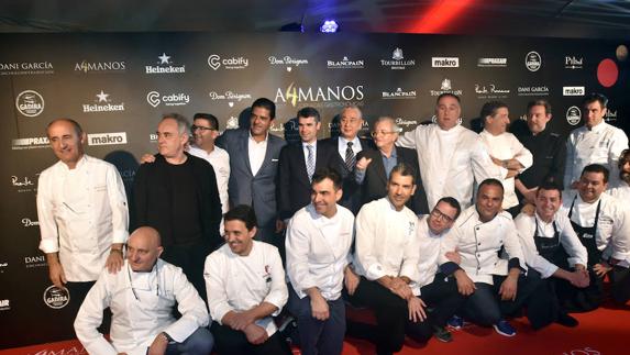 Foto de familia de cocineros participantes, con el homenajeado Nobu, el alcalde de Marbella, José Bernal, y el director de Puente Romano, Jorge Manzur. 