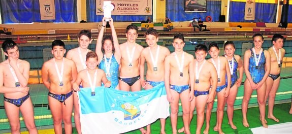 El equipo infantil mixto del Waterpolo Marbella, con las medallas y copas de subcampeón. :: sur
