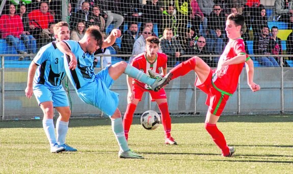 Una jugada del partido que disputaron el 26 de Febrero y el Tiro Pichón en la última jornada de Liga Nacional juvenil. :: alfonso cano