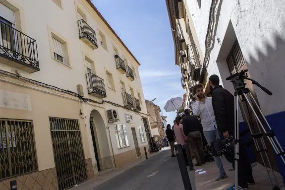 Calle del Convento de Campo de Criptana (Ciudad Real), donde residía la familia. Arriba, detalle del portero automático. :: alberto ferreras