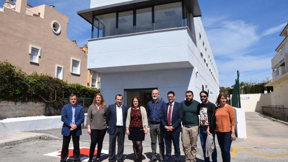 Autoridades locales y de la Junta, este jueves junto al edificio. 