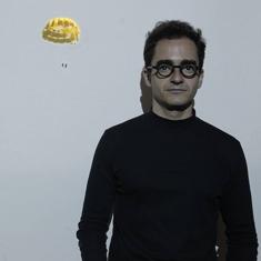 Javier Artero, junto a uno de los vídeos que forman parte de la exposición.