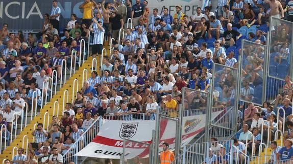La ‘Guiri Army’, en la grada de La Rosaleda. 