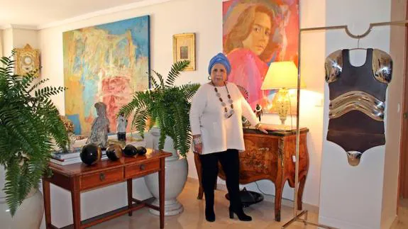 Manuela Vilches en su casa de Marbella, junto a un retrato suyo que realizó Juan Gomila.