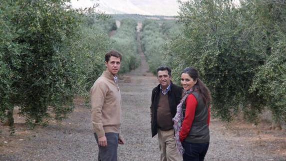 Juan de Dios y Paula García, en una foto de 2013 junto al fundador de O-Med. 