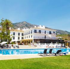 El hotel se encuentra en la carretera que une Mijas con Fuengirola.