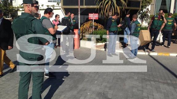 Efectivos de la Guardia Civil, a la entrada del edificio.