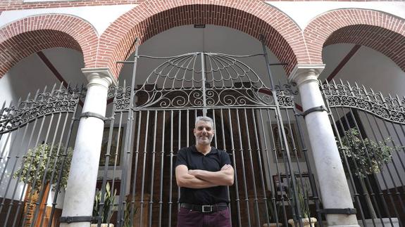 Juan Miguel de los Ríos, ante la Iglesia de los Mártires, donde se desarrolla parte de la novela.