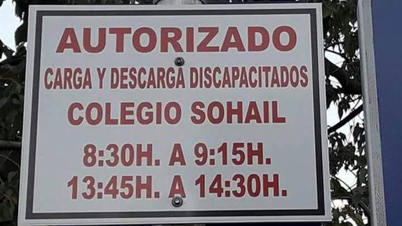 Polémica en Fuengirola por un cartel de tráfico que reza: 'Carga y descarga de discapacitados'