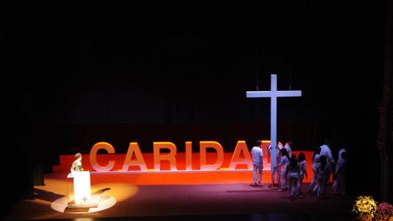 La palabra Caridad adornó el escenario en el pregón de María del Carmen Ledesma en 2012.