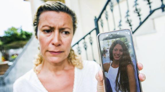 La madre de Diana Quer  muestra una foto de su hija desaparecia. 